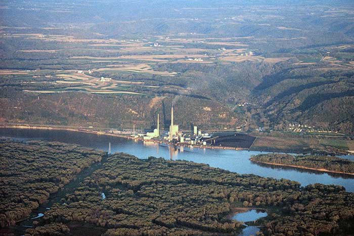 Aerial view of the La Crosse BWR plant on the Mississippi River
